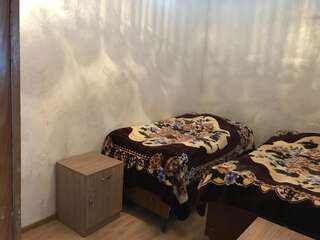 Комплексы для отдыха с коттеджами/бунгало Guest House Luka Danisparauli Двухместный номер с 1 кроватью и общей ванной комнатой-6