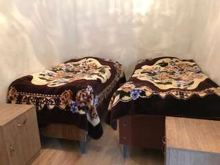 Комплексы для отдыха с коттеджами/бунгало Guest House Luka Danisparauli Двухместный номер с 1 кроватью и общей ванной комнатой-11